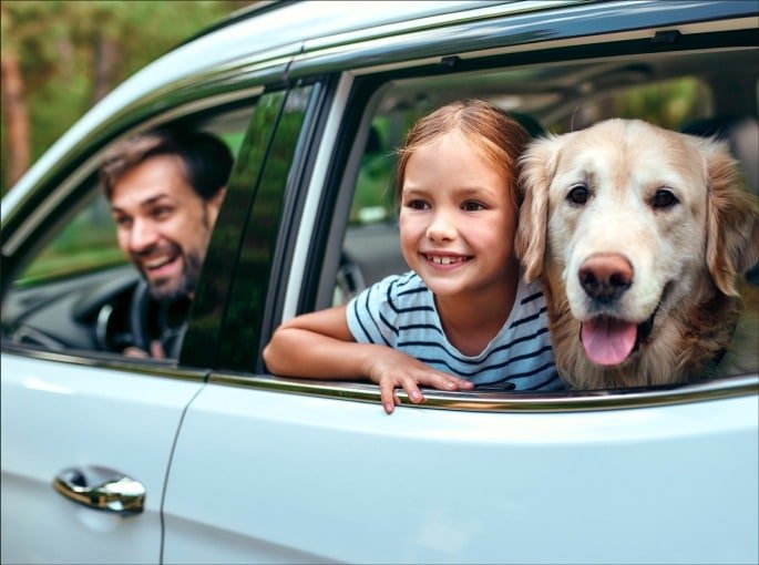 Familia com carro por assinatura